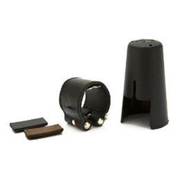 Vandoren LC28P Leather Кожаная лигатура и пластиковый колпачок для саксофона тенор LC28P